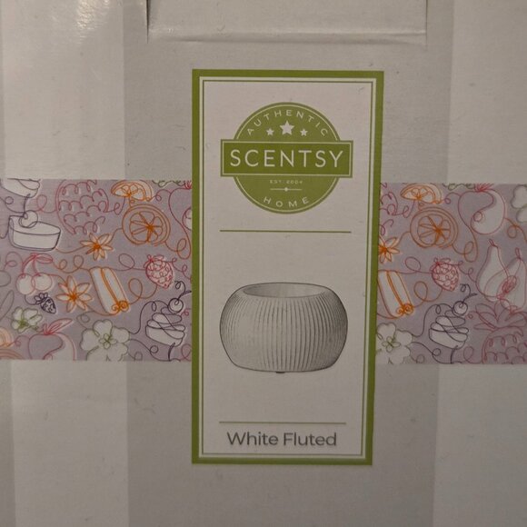 SCENTSY White Fluted Wax Warmer - Picture 1 of 3